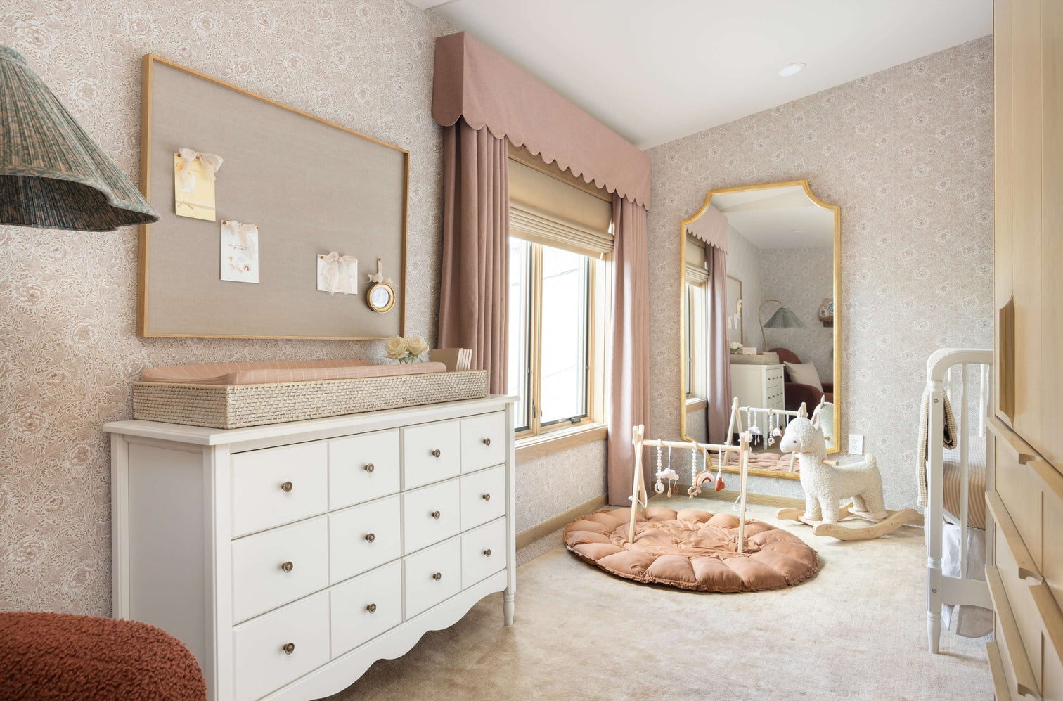 ABC ディスプレイ ベビー パステル ヴィンテージ ファンシー インテリア Designing Darla's Vintage-Inspired Nursery | The Shop by Jasmine